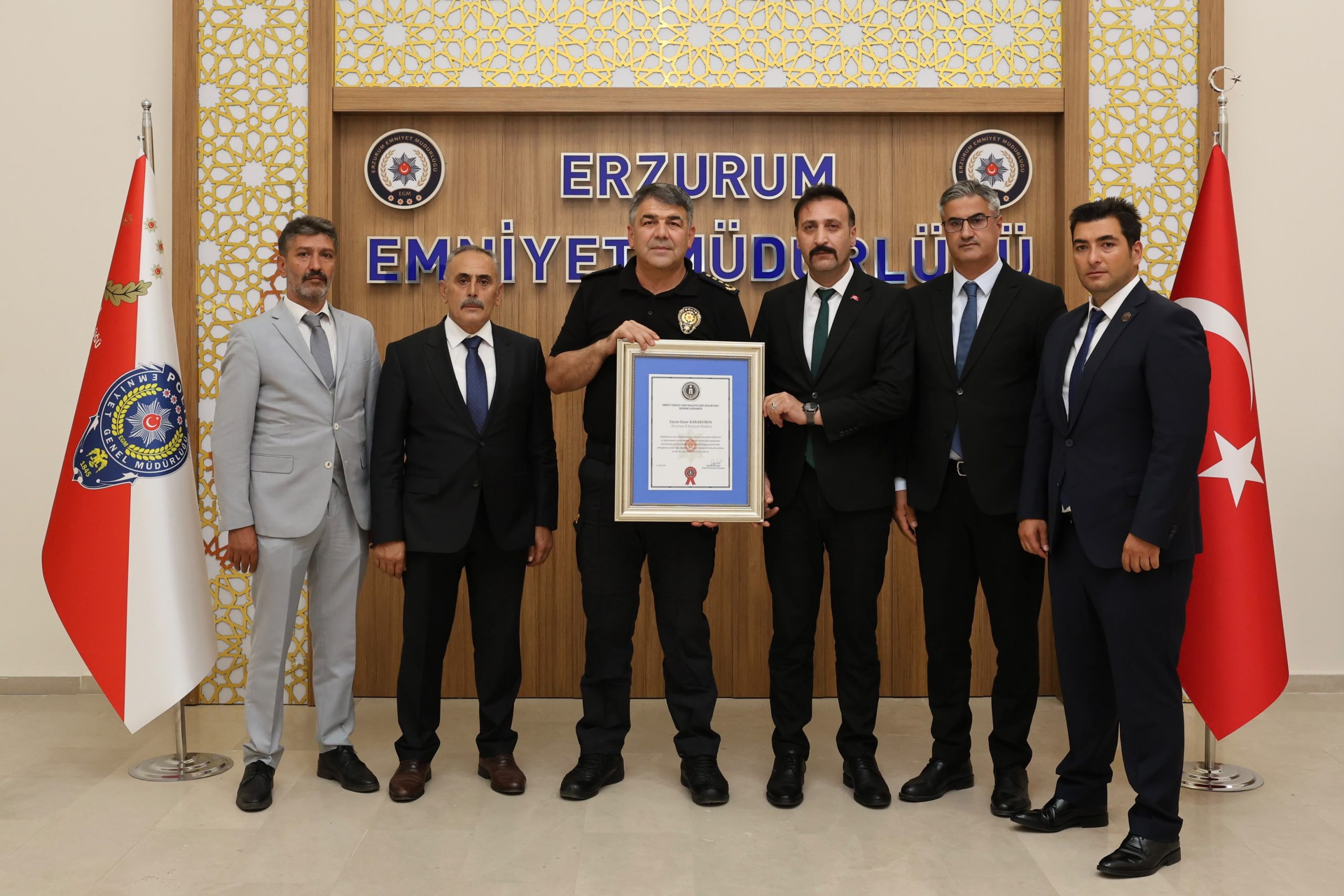 EMŞAV’dan Erzurum İl Emniyet Müdürü Onur Karaburun’a Onur Belgesi